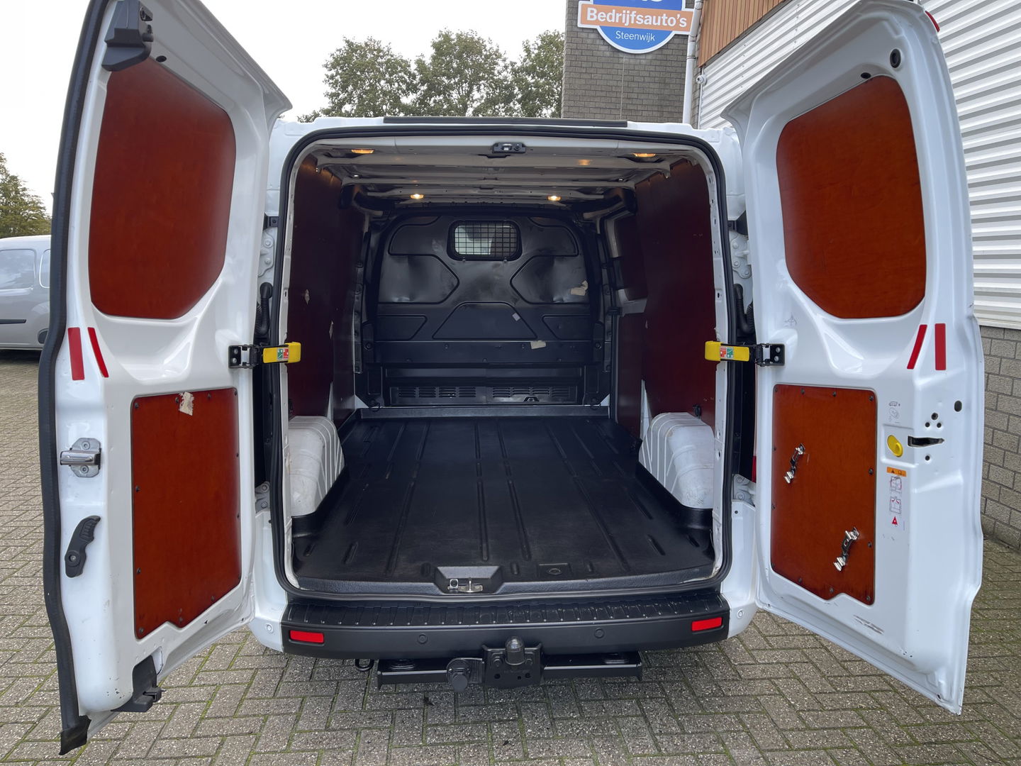 Ford Transit Custom 300 2.0 TDCI 130pk L2H1 Trend / vaste prijs rijklaar € 14.950 ex btw / euro 6 / bpm vrij / lease vanaf € 252 / airco / cruise / navi / camera / trekhaak 2700 kg !