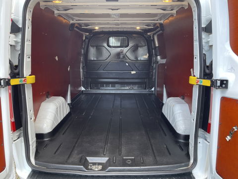 Ford Transit Custom 300 2.0 TDCI 130pk L2H1 Trend / vaste prijs rijklaar € 14.950 ex btw / euro 6 / bpm vrij / lease vanaf € 252 / airco / cruise / navi / camera / trekhaak 2700 kg !