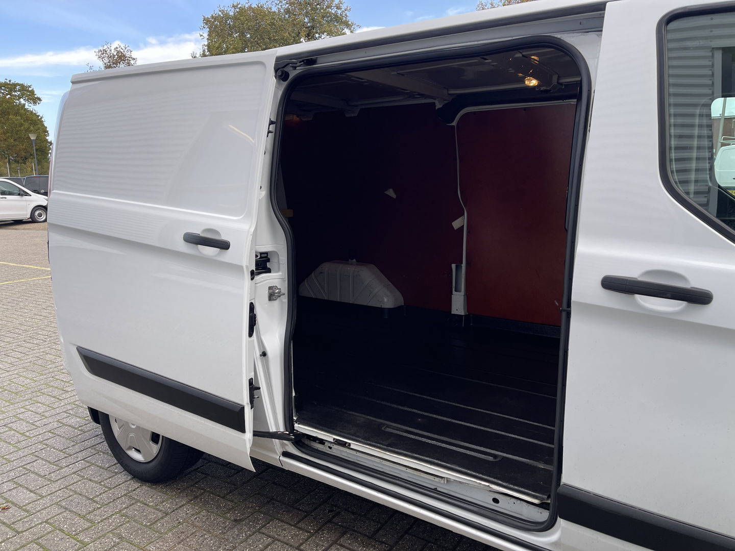 Ford Transit Custom 300 2.0 TDCI 130pk L2H1 Trend / vaste prijs rijklaar € 14.950 ex btw / euro 6 / bpm vrij / lease vanaf € 252 / airco / cruise / navi / camera / trekhaak 2700 kg !