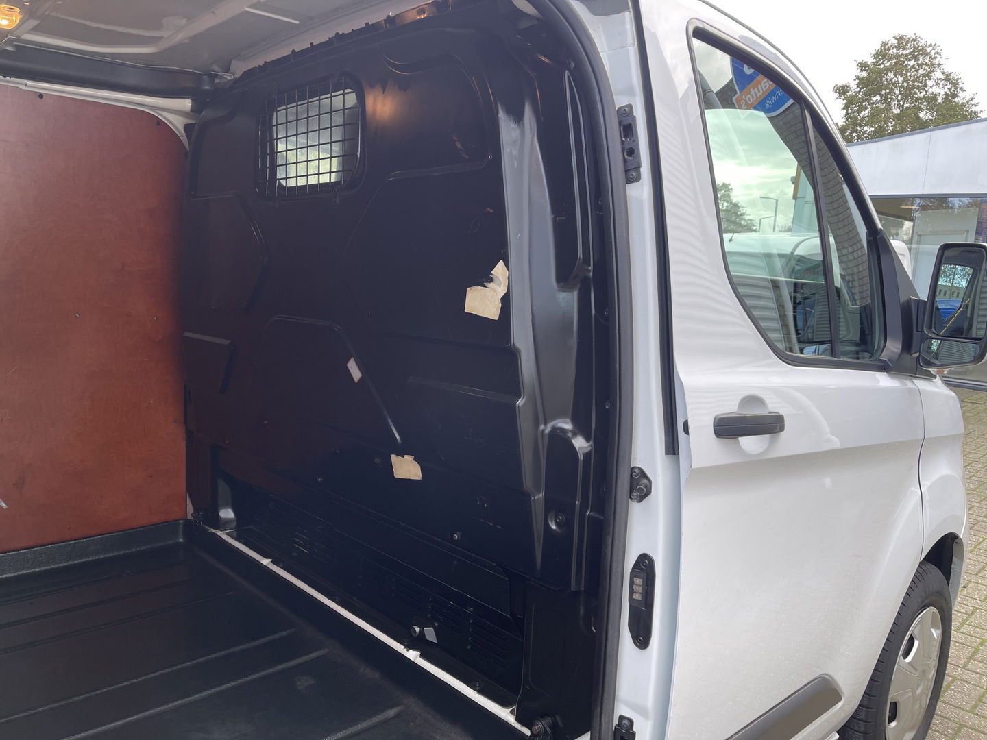 Ford Transit Custom 300 2.0 TDCI 130pk L2H1 Trend / vaste prijs rijklaar € 14.950 ex btw / euro 6 / bpm vrij / lease vanaf € 252 / airco / cruise / navi / camera / trekhaak 2700 kg !