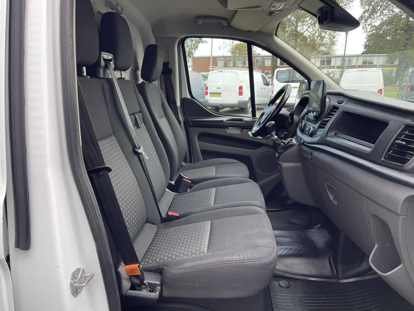 Ford Transit Custom 300 2.0 TDCI 130pk L2H1 Trend / vaste prijs rijklaar € 14.950 ex btw / euro 6 / bpm vrij / lease vanaf € 252 / airco / cruise / navi / camera / trekhaak 2700 kg !