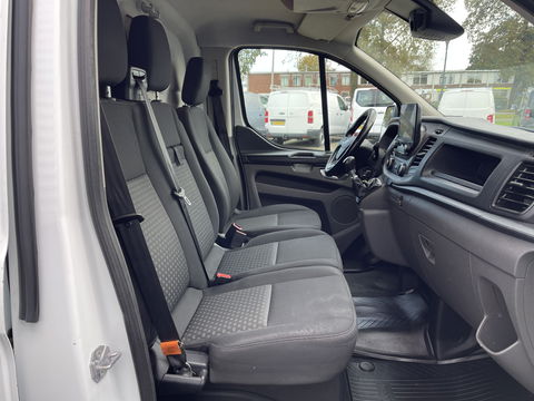 Ford Transit Custom 300 2.0 TDCI 130pk L2H1 Trend / vaste prijs rijklaar € 14.950 ex btw / euro 6 / bpm vrij / lease vanaf € 252 / airco / cruise / navi / camera / trekhaak 2700 kg !