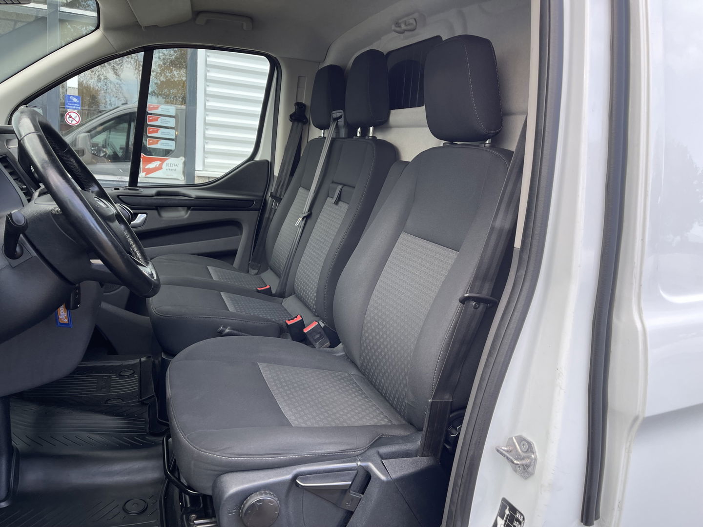 Ford Transit Custom 300 2.0 TDCI 130pk L2H1 Trend / vaste prijs rijklaar € 14.950 ex btw / euro 6 / bpm vrij / lease vanaf € 252 / airco / cruise / navi / camera / trekhaak 2700 kg !