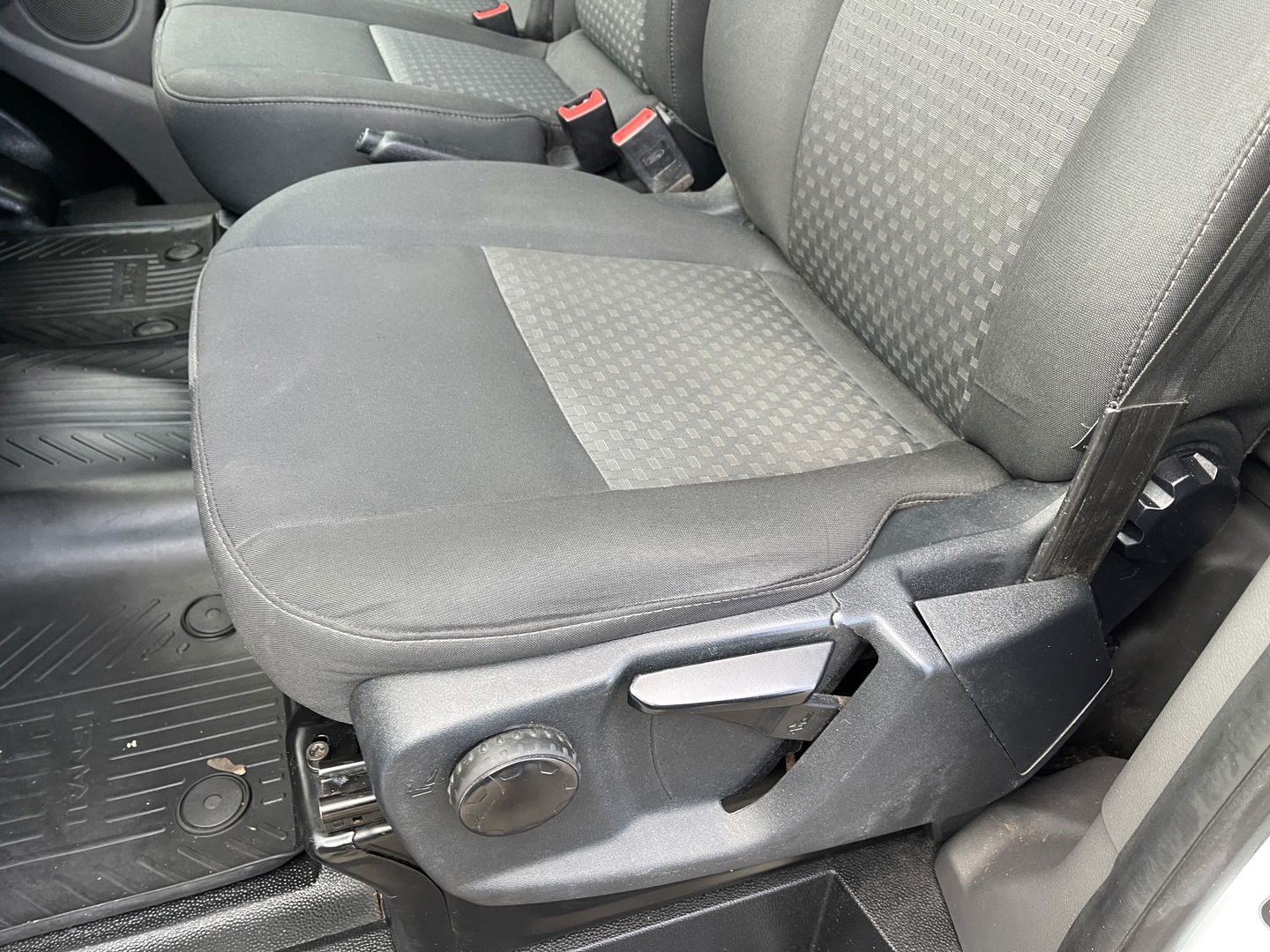 Ford Transit Custom 300 2.0 TDCI 130pk L2H1 Trend / vaste prijs rijklaar € 14.950 ex btw / euro 6 / bpm vrij / lease vanaf € 252 / airco / cruise / navi / camera / trekhaak 2700 kg !