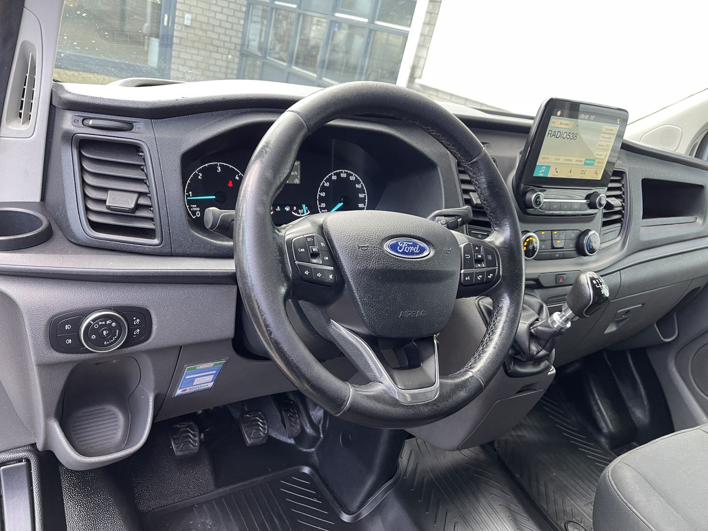 Ford Transit Custom 300 2.0 TDCI 130pk L2H1 Trend / vaste prijs rijklaar € 14.950 ex btw / euro 6 / bpm vrij / lease vanaf € 252 / airco / cruise / navi / camera / trekhaak 2700 kg !