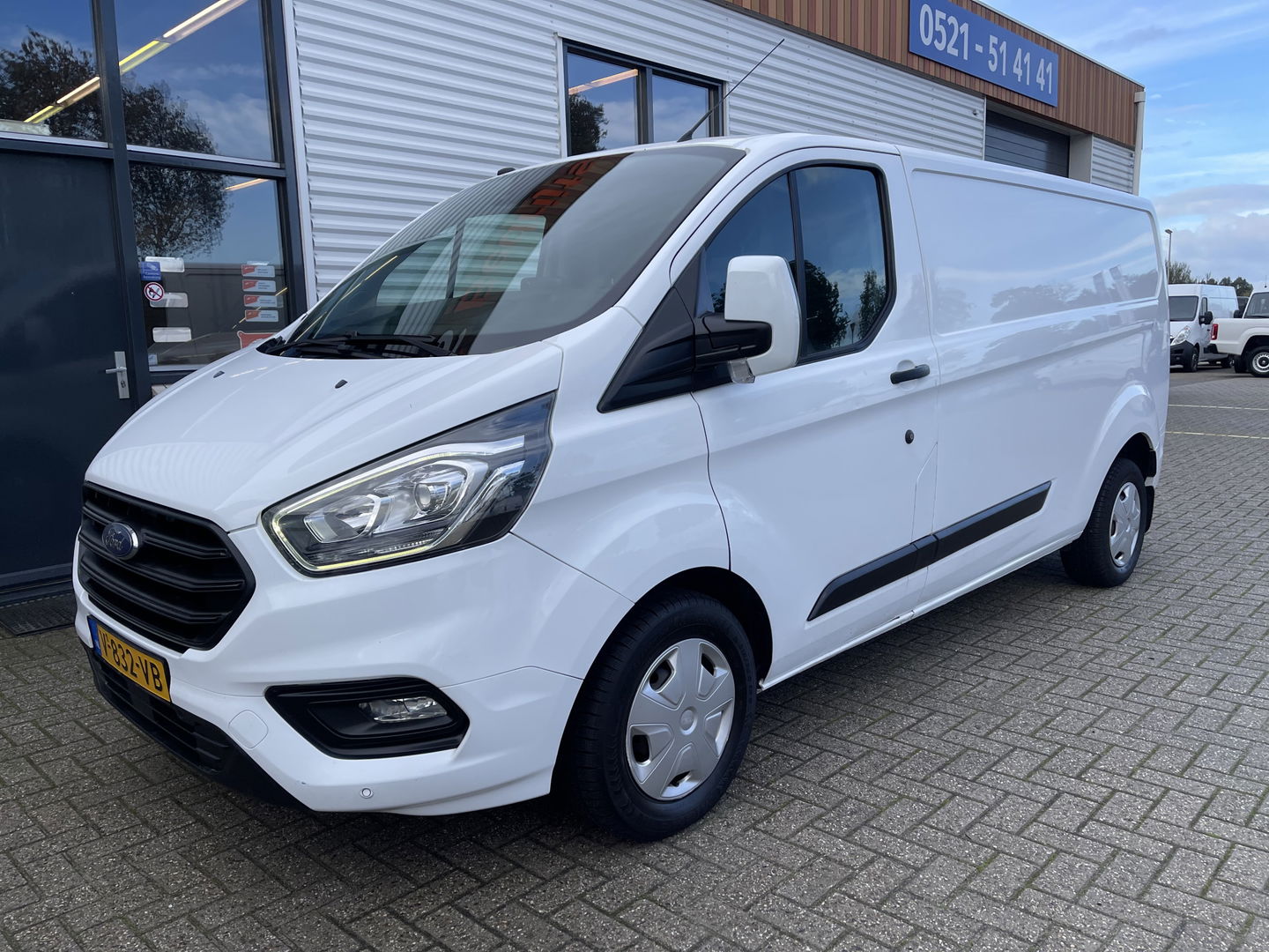 Ford Transit Custom 300 2.0 TDCI 130pk L2H1 Trend / vaste prijs rijklaar € 14.950 ex btw / euro 6 / bpm vrij / lease vanaf € 252 / airco / cruise / navi / camera / trekhaak 2700 kg !
