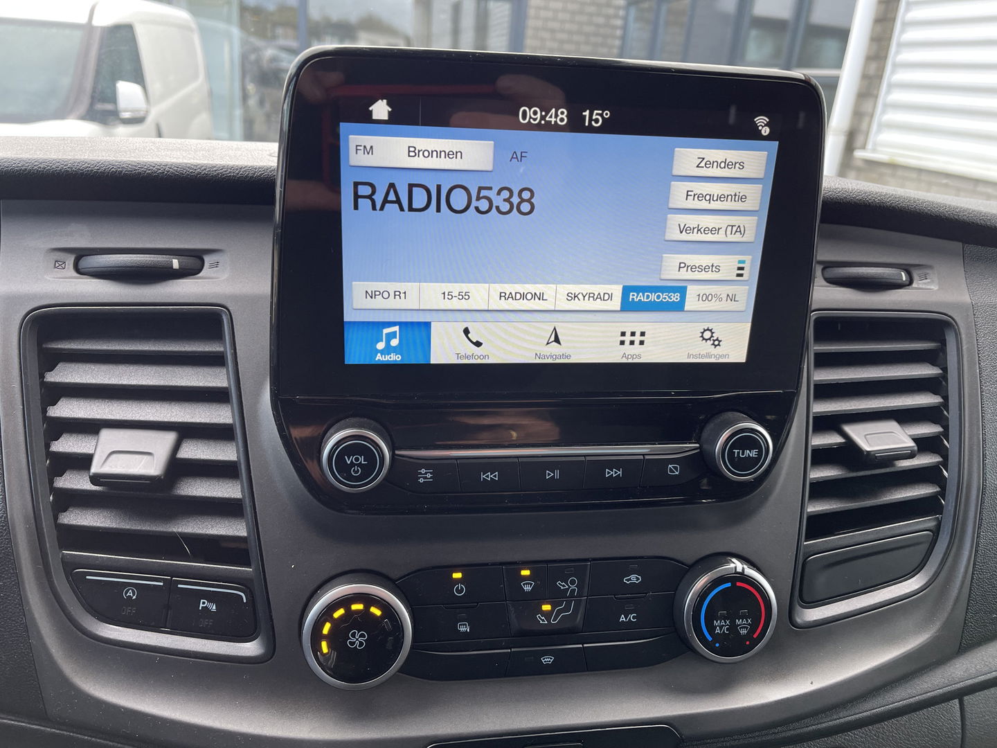 Ford Transit Custom 300 2.0 TDCI 130pk L2H1 Trend / vaste prijs rijklaar € 14.950 ex btw / euro 6 / bpm vrij / lease vanaf € 252 / airco / cruise / navi / camera / trekhaak 2700 kg !