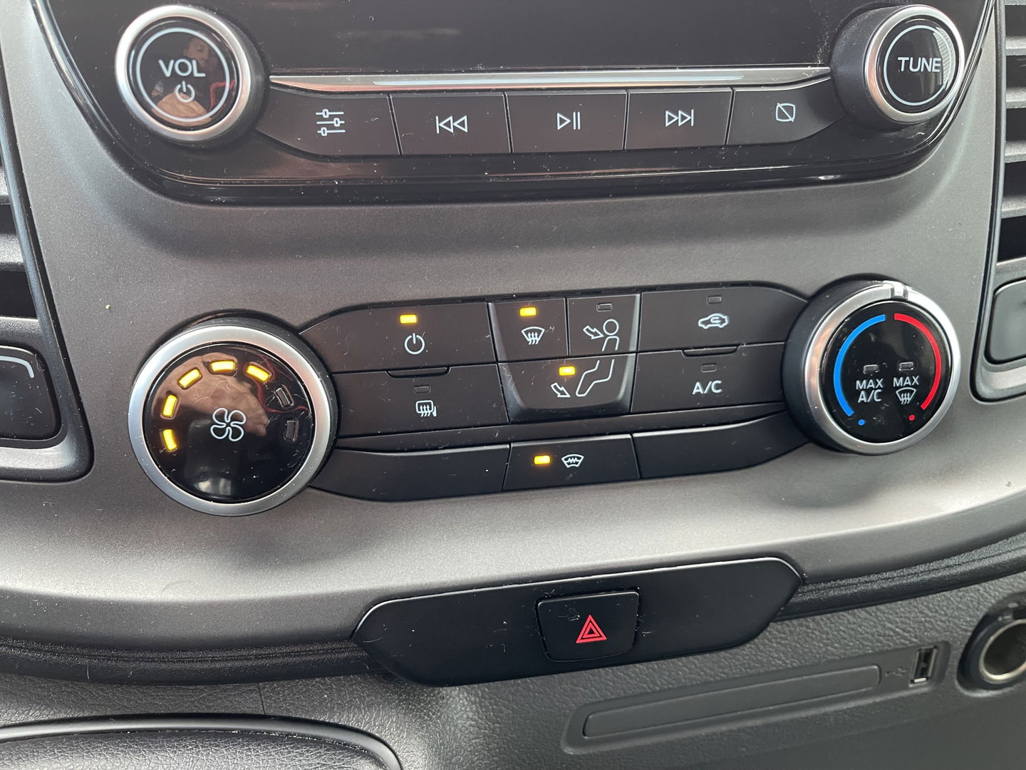 Ford Transit Custom 300 2.0 TDCI 130pk L2H1 Trend / vaste prijs rijklaar € 14.950 ex btw / euro 6 / bpm vrij / lease vanaf € 252 / airco / cruise / navi / camera / trekhaak 2700 kg !