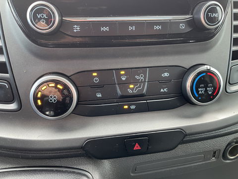 Ford Transit Custom 300 2.0 TDCI 130pk L2H1 Trend / vaste prijs rijklaar € 14.950 ex btw / euro 6 / bpm vrij / lease vanaf € 252 / airco / cruise / navi / camera / trekhaak 2700 kg !