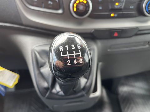 Ford Transit Custom 300 2.0 TDCI 130pk L2H1 Trend / vaste prijs rijklaar € 14.950 ex btw / euro 6 / bpm vrij / lease vanaf € 252 / airco / cruise / navi / camera / trekhaak 2700 kg !