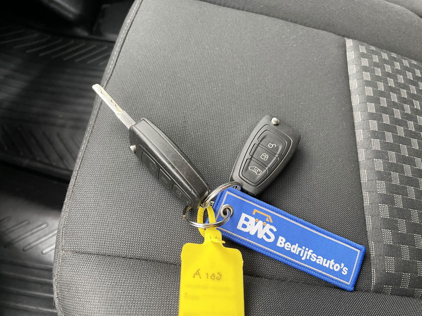 Ford Transit Custom 300 2.0 TDCI 130pk L2H1 Trend / vaste prijs rijklaar € 14.950 ex btw / euro 6 / bpm vrij / lease vanaf € 252 / airco / cruise / navi / camera / trekhaak 2700 kg !