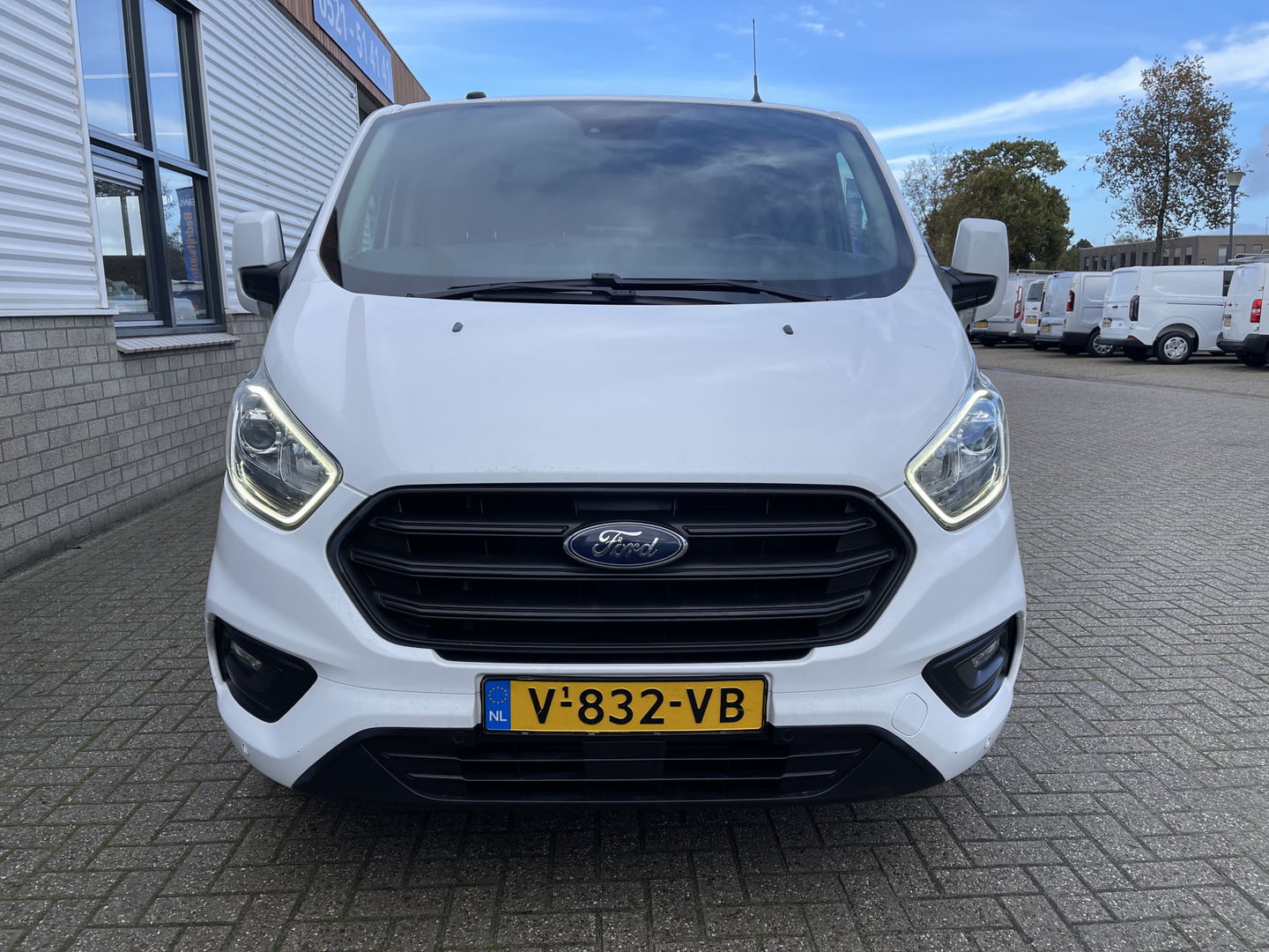 Ford Transit Custom 300 2.0 TDCI 130pk L2H1 Trend / vaste prijs rijklaar € 14.950 ex btw / euro 6 / bpm vrij / lease vanaf € 252 / airco / cruise / navi / camera / trekhaak 2700 kg !