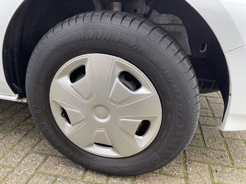 Ford Transit Custom 300 2.0 TDCI 130pk L2H1 Trend / vaste prijs rijklaar € 14.950 ex btw / euro 6 / bpm vrij / lease vanaf € 252 / airco / cruise / navi / camera / trekhaak 2700 kg !