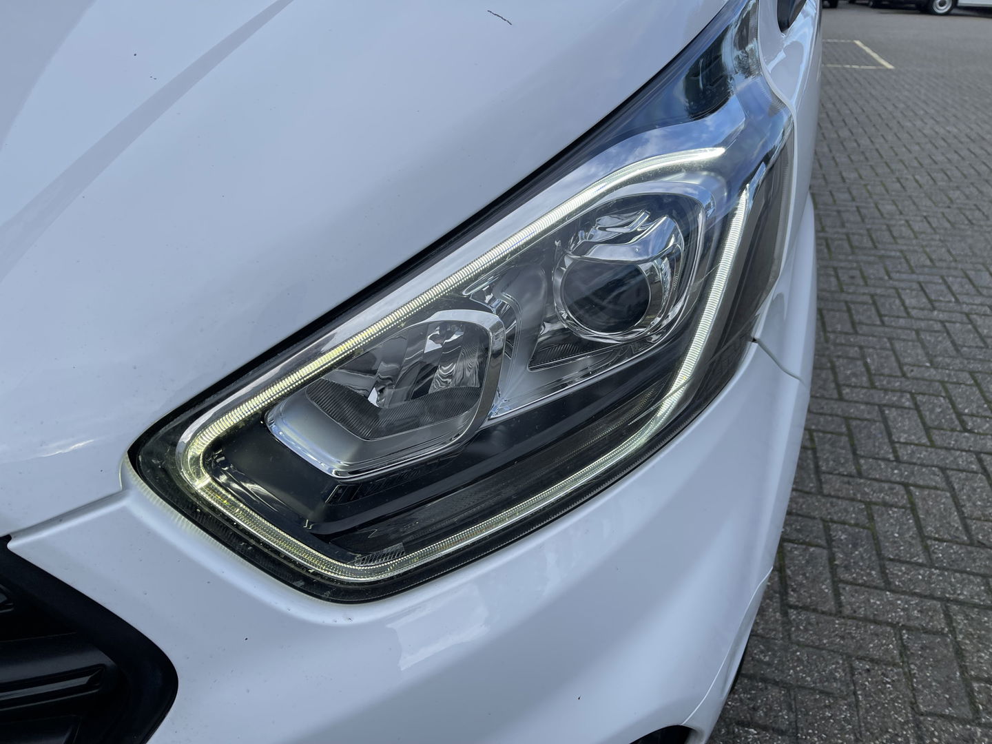 Ford Transit Custom 300 2.0 TDCI 130pk L2H1 Trend / vaste prijs rijklaar € 14.950 ex btw / euro 6 / bpm vrij / lease vanaf € 252 / airco / cruise / navi / camera / trekhaak 2700 kg !