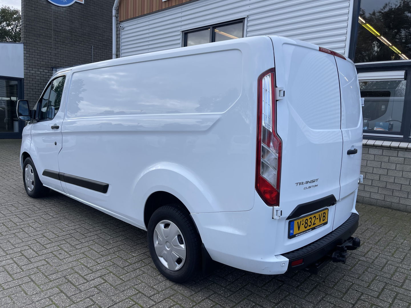 Ford Transit Custom 300 2.0 TDCI 130pk L2H1 Trend / vaste prijs rijklaar € 14.950 ex btw / euro 6 / bpm vrij / lease vanaf € 252 / airco / cruise / navi / camera / trekhaak 2700 kg !