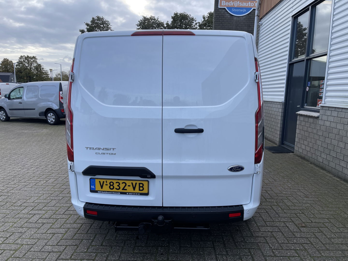 Ford Transit Custom 300 2.0 TDCI 130pk L2H1 Trend / vaste prijs rijklaar € 14.950 ex btw / euro 6 / bpm vrij / lease vanaf € 252 / airco / cruise / navi / camera / trekhaak 2700 kg !