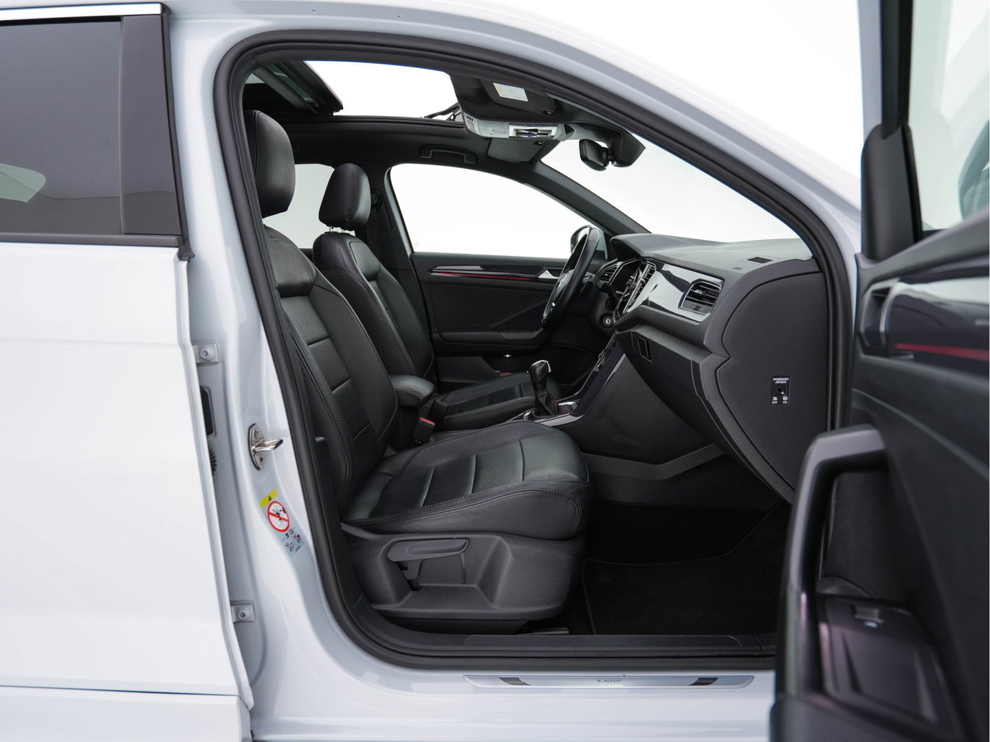 Volkswagen T-Roc 1.5 TSI R-Line Sport Business Aut. *PANO | LEATHER | FULL-LED | ADAPTIVE-CRUISE | DIGI-COCKPIT | NAVI-FULLMAP | HEATED-SPORTSEATS | AMBIENT-LIGHT | PRIVACY-GLASS | DAB+ | CARPLAY | SHIFT-PADDLES | 18''ALU*