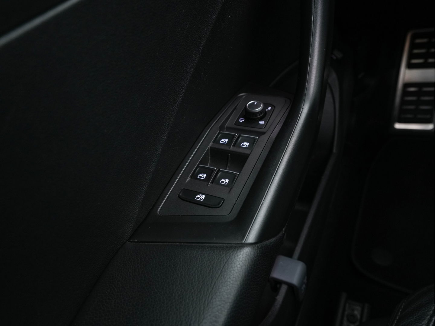 Volkswagen T-Roc 1.5 TSI R-Line Sport Business Aut. *PANO | LEATHER | FULL-LED | ADAPTIVE-CRUISE | DIGI-COCKPIT | NAVI-FULLMAP | HEATED-SPORTSEATS | AMBIENT-LIGHT | PRIVACY-GLASS | DAB+ | CARPLAY | SHIFT-PADDLES | 18''ALU*