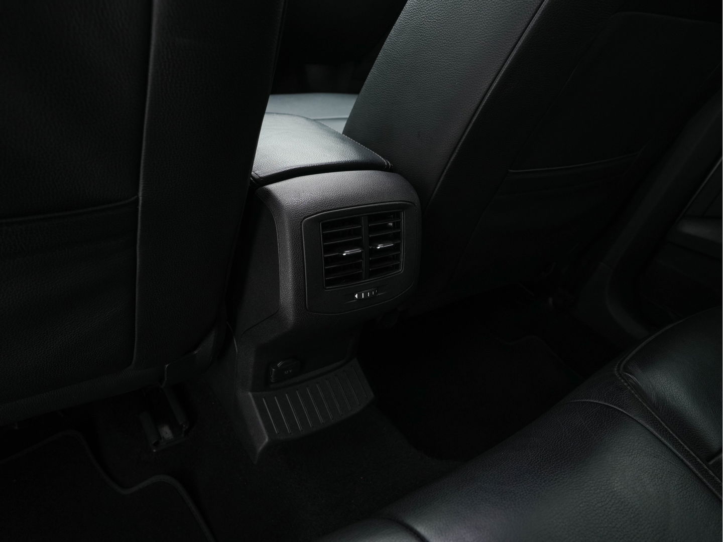 Volkswagen T-Roc 1.5 TSI R-Line Sport Business Aut. *PANO | LEATHER | FULL-LED | ADAPTIVE-CRUISE | DIGI-COCKPIT | NAVI-FULLMAP | HEATED-SPORTSEATS | AMBIENT-LIGHT | PRIVACY-GLASS | DAB+ | CARPLAY | SHIFT-PADDLES | 18''ALU*