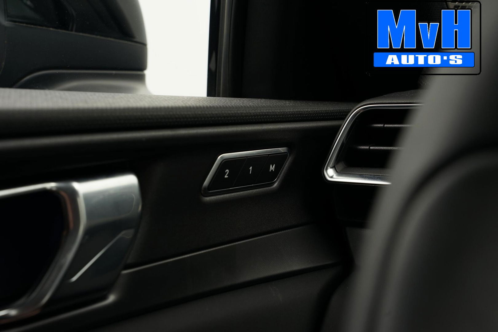 Lynk & Co 01 1.5 Hybride|TREKHAAK|FULL BLACK|ZWARTE.HEMEL|NAP