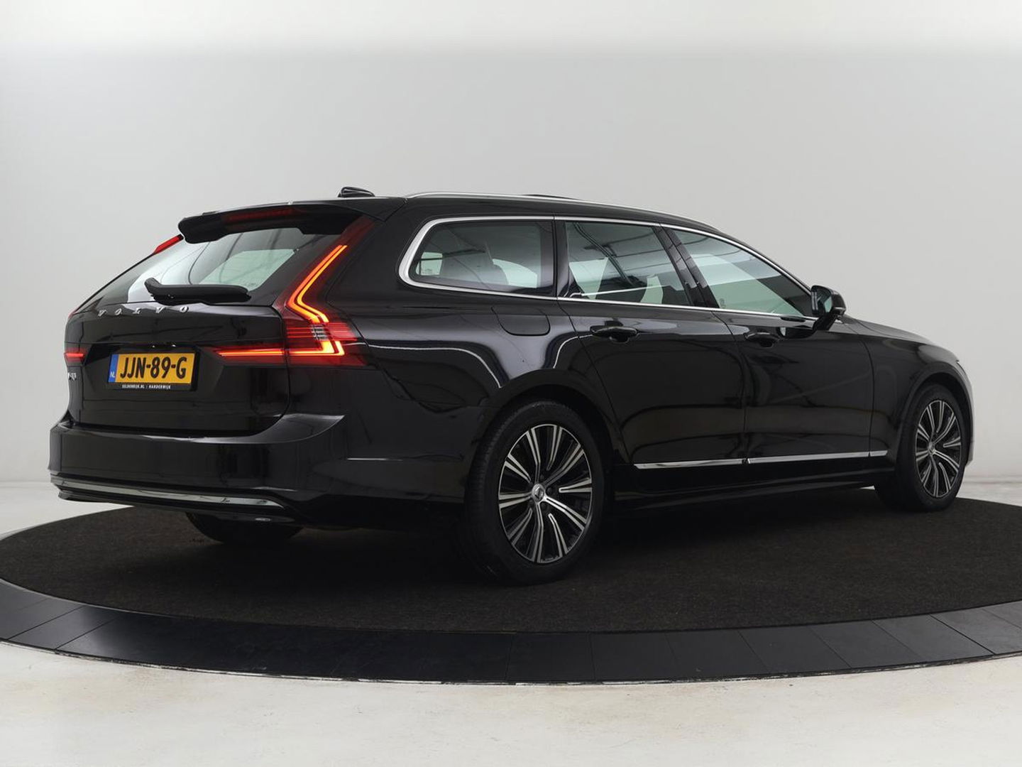 Volvo V90 2.0 T6 AWD Recharge Inscription | Panoramadak | Leder | Stoel & stuurverwarming | Trekhaak | Camera | Navigatie | Adaptive cruise | Full LED | PHEV | Plug In