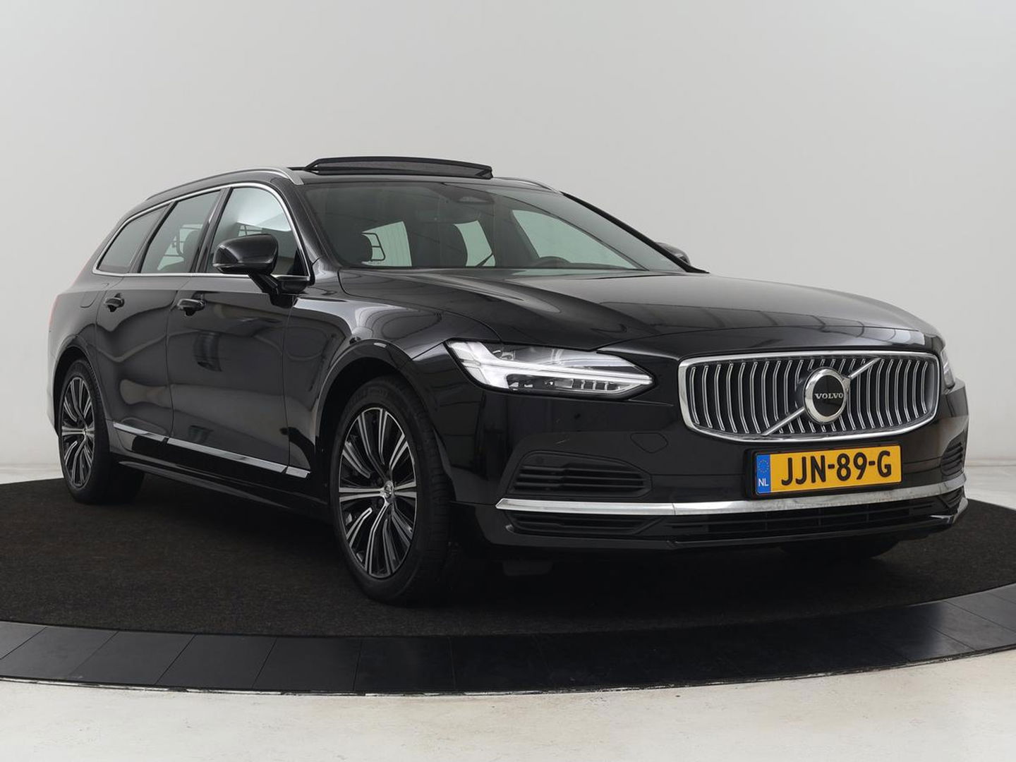 Volvo V90 2.0 T6 AWD Recharge Inscription | Panoramadak | Leder | Stoel & stuurverwarming | Trekhaak | Camera | Navigatie | Adaptive cruise | Full LED | PHEV | Plug In