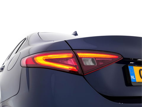 Alfa Romeo Giulia 2.0T B-Tech (INCL-BTW) Aut. *LUXURY-LEATHER | XENON | ADAPTIVE-CRUISE | MEMORY-PACK | HEATED-SPORTSEATS | KEYLESS | CAMERA | NAVI-FULLMAP | DAB+ | SHIFT-PADDLES | PRIVACY-GLASS | ECC | 18"ALU*