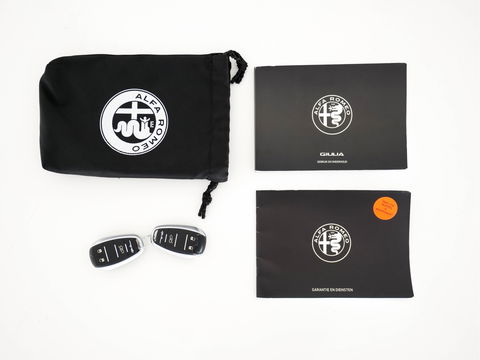 Alfa Romeo Giulia 2.0T B-Tech (INCL-BTW) Aut. *LUXURY-LEATHER | XENON | ADAPTIVE-CRUISE | MEMORY-PACK | HEATED-SPORTSEATS | KEYLESS | CAMERA | NAVI-FULLMAP | DAB+ | SHIFT-PADDLES | PRIVACY-GLASS | ECC | 18"ALU*