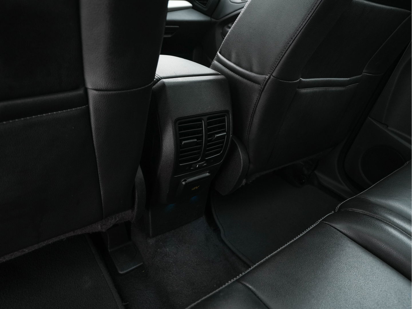 Ford C-MAX 2.0 Plug-in Hybrid Titanium Plus Aut. *PANO | LUXURY-LEATHER | NAVI-FULLMAP | CAMERA | KEYLESS | HEATED-COMFORT-SEATS | ECC | DIGI-COCKPIT | PDC | 17''ALU*