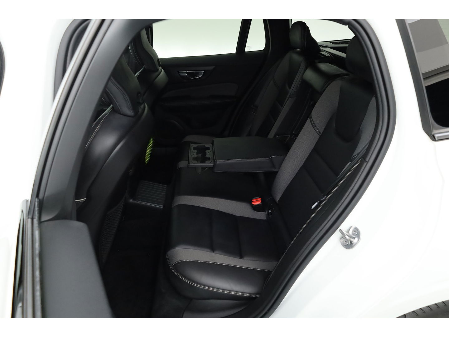 Volvo V60 T8 Recharge R-design | Memory Seats | Harman Kardon | Elek. Trekhaak | Pilot Assist | Camera