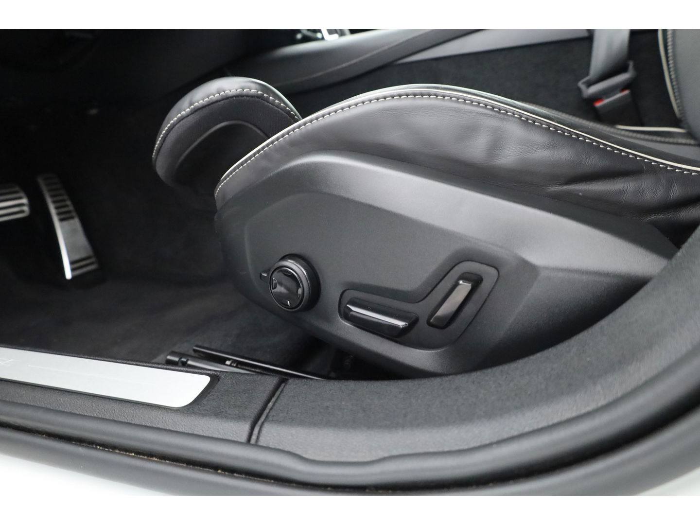 Volvo V60 T8 Recharge R-design | Memory Seats | Harman Kardon | Elek. Trekhaak | Pilot Assist | Camera