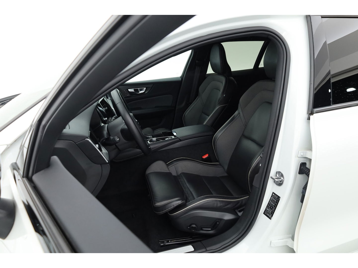 Volvo V60 T8 Recharge R-design | Memory Seats | Harman Kardon | Elek. Trekhaak | Pilot Assist | Camera