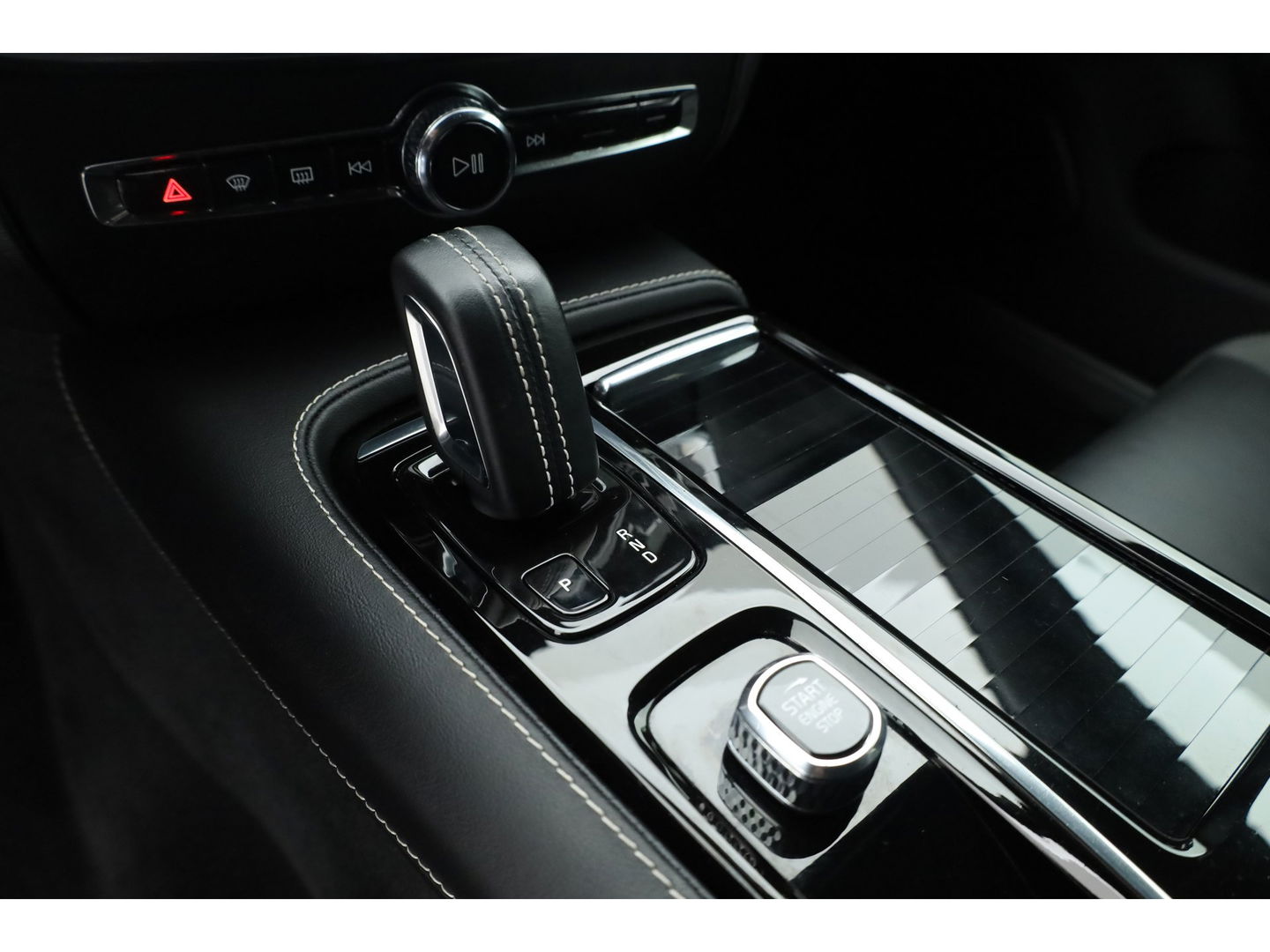 Volvo V60 T8 Recharge R-design | Memory Seats | Harman Kardon | Elek. Trekhaak | Pilot Assist | Camera