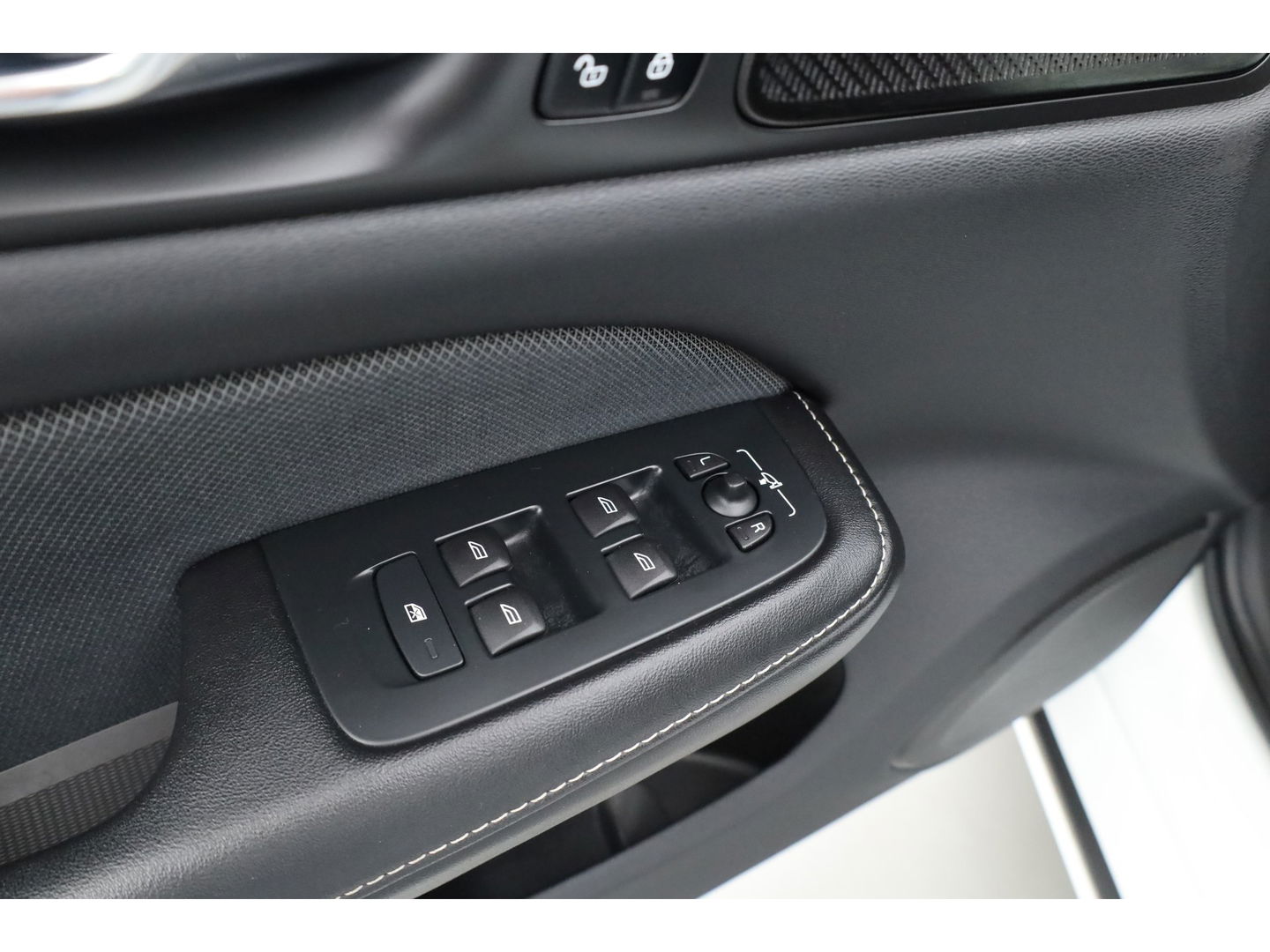 Volvo V60 T8 Recharge R-design | Memory Seats | Harman Kardon | Elek. Trekhaak | Pilot Assist | Camera