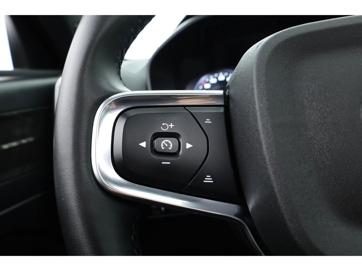 Volvo XC40 1.5 T5 Plug-in hybrid Ultimate Dark | Facelift | Pano | Trekhaak | 360 camera | ACC | Blis | H&K audio |