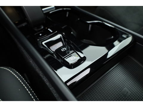 Volvo XC40 1.5 T5 Plug-in hybrid Ultimate Dark | Facelift | Pano | Trekhaak | 360 camera | ACC | Blis | H&K audio |