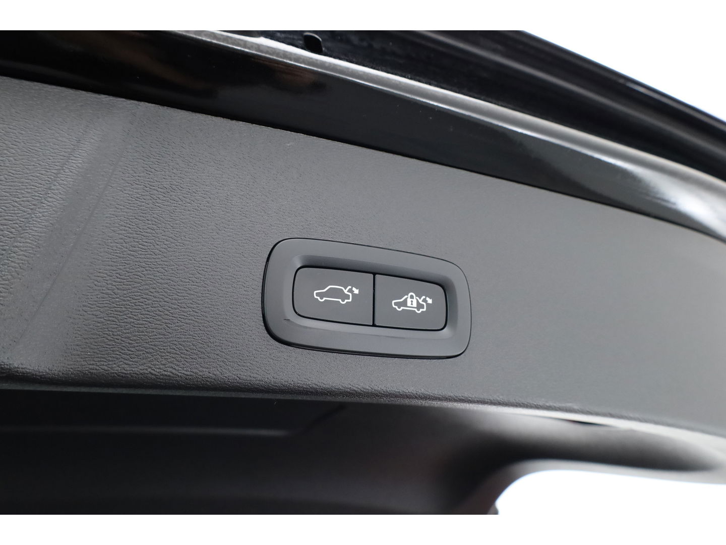 Volvo XC40 1.5 T5 Plug-in hybrid Ultimate Dark | Facelift | Pano | Trekhaak | 360 camera | ACC | Blis | H&K audio |