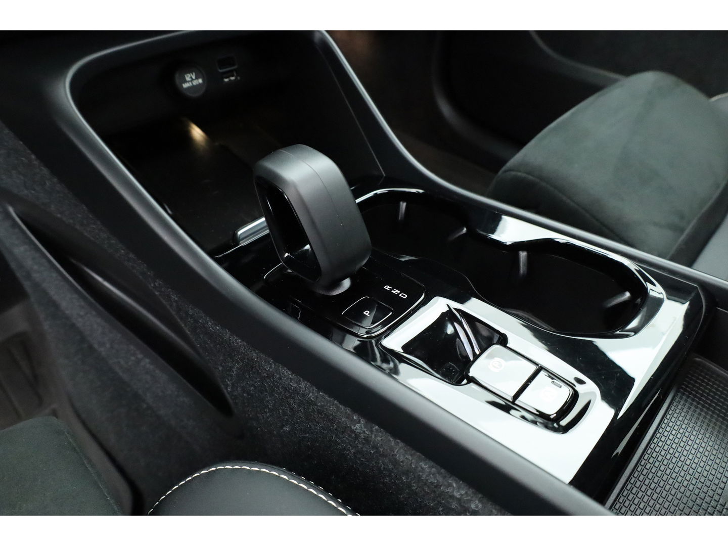 Volvo XC40 1.5 T5 Plug-in hybrid Ultimate Dark | Facelift | Pano | Trekhaak | 360 camera | ACC | Blis | H&K audio |