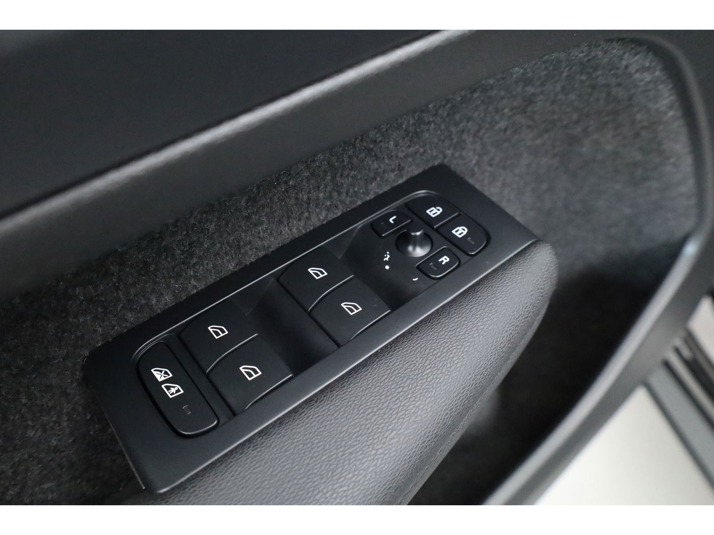 Volvo XC40 1.5 T5 Plug-in hybrid Ultimate Dark | Facelift | Pano | Trekhaak | 360 camera | ACC | Blis | H&K audio |