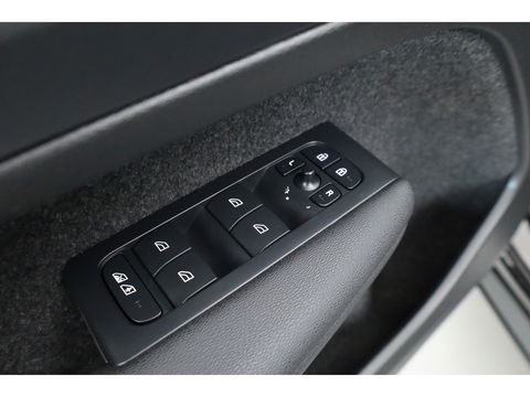 Volvo XC40 1.5 T5 Plug-in hybrid Ultimate Dark | Facelift | Pano | Trekhaak | 360 camera | ACC | Blis | H&K audio |