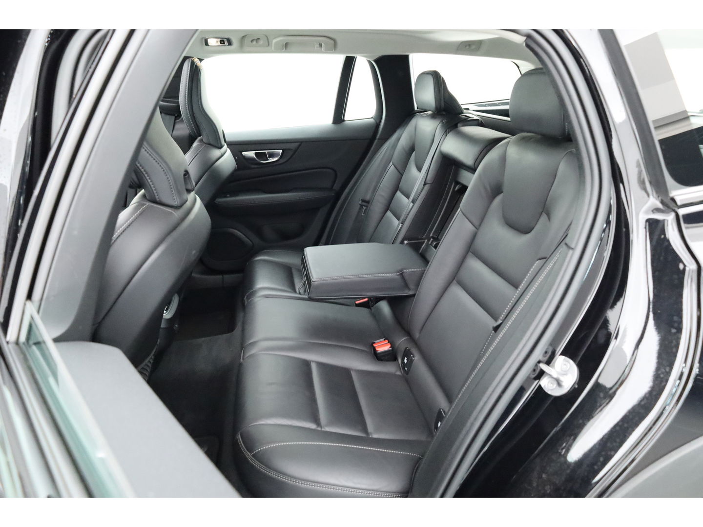 Volvo V60 Cross Country 2.0 B5 AWD Pro | Full Option | Pano | Massage | B&W audio | Ventilatie | HUD | Trekhaak