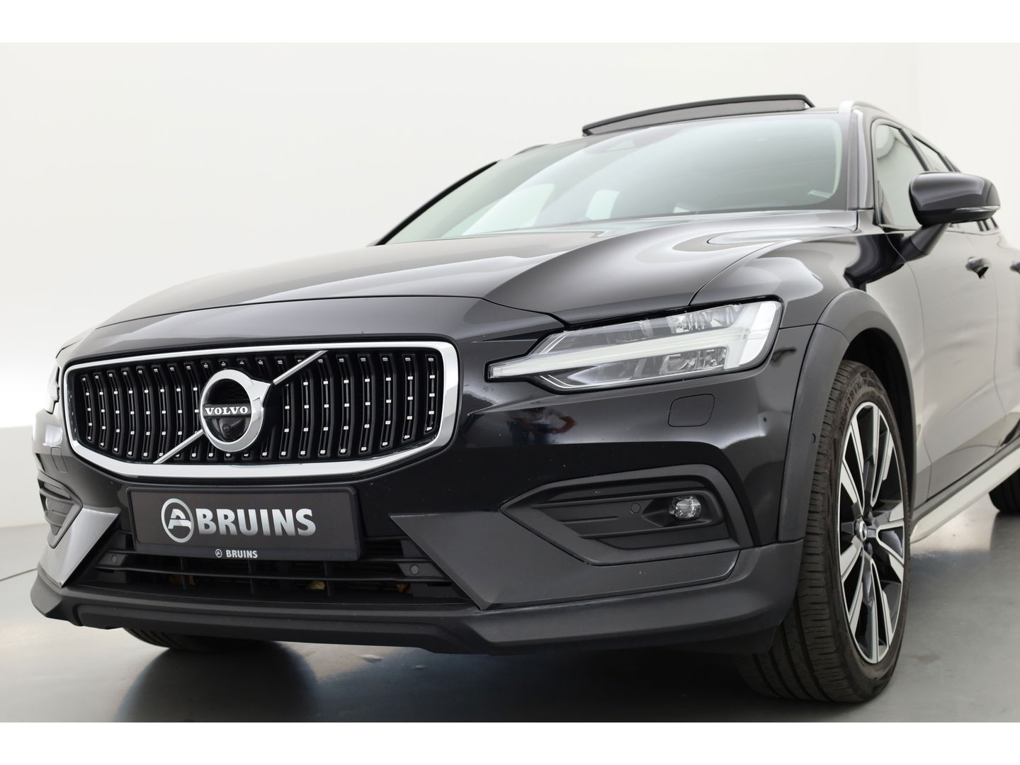 Volvo V60 Cross Country 2.0 B5 AWD Pro | Full Option | Pano | Massage | B&W audio | Ventilatie | HUD | Trekhaak
