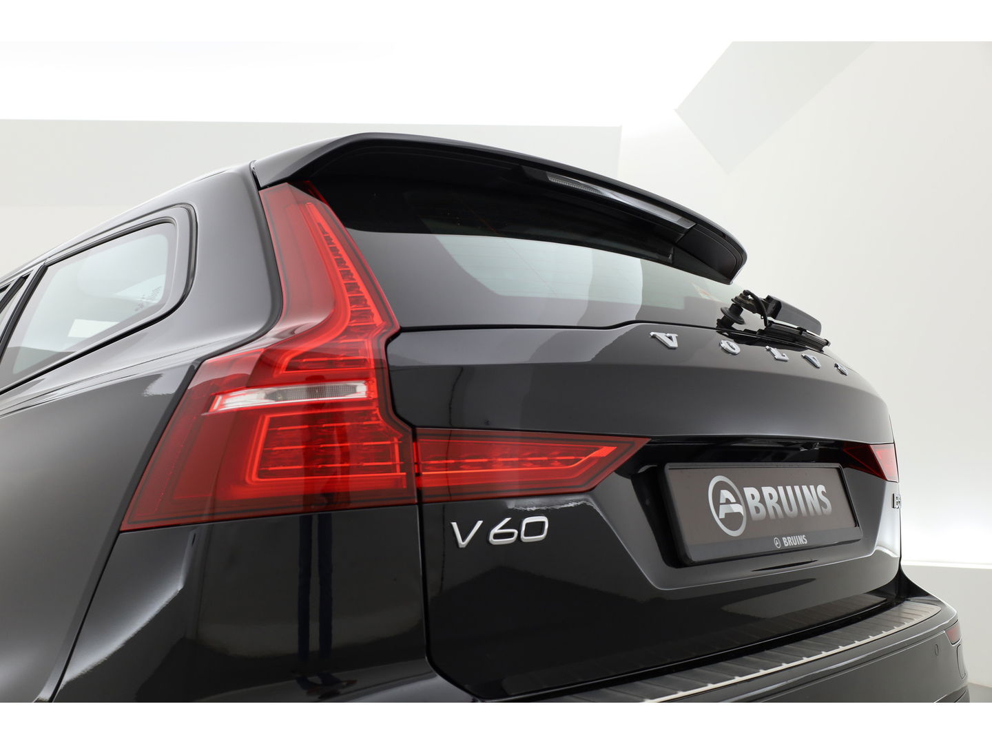 Volvo V60 Cross Country 2.0 B5 AWD Pro | Full Option | Pano | Massage | B&W audio | Ventilatie | HUD | Trekhaak