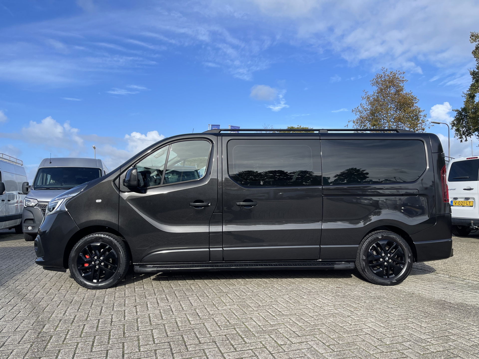 Renault Trafic 2.0 dCi 170pk automaat T29 L2H1 DC 5 persoons Luxe / vaste prijs rijklaar € 24.950 ex btw / lease vanaf € 407 / dubbele schuifdeur / trekhaak / camera / airco / cruise / navigatie !