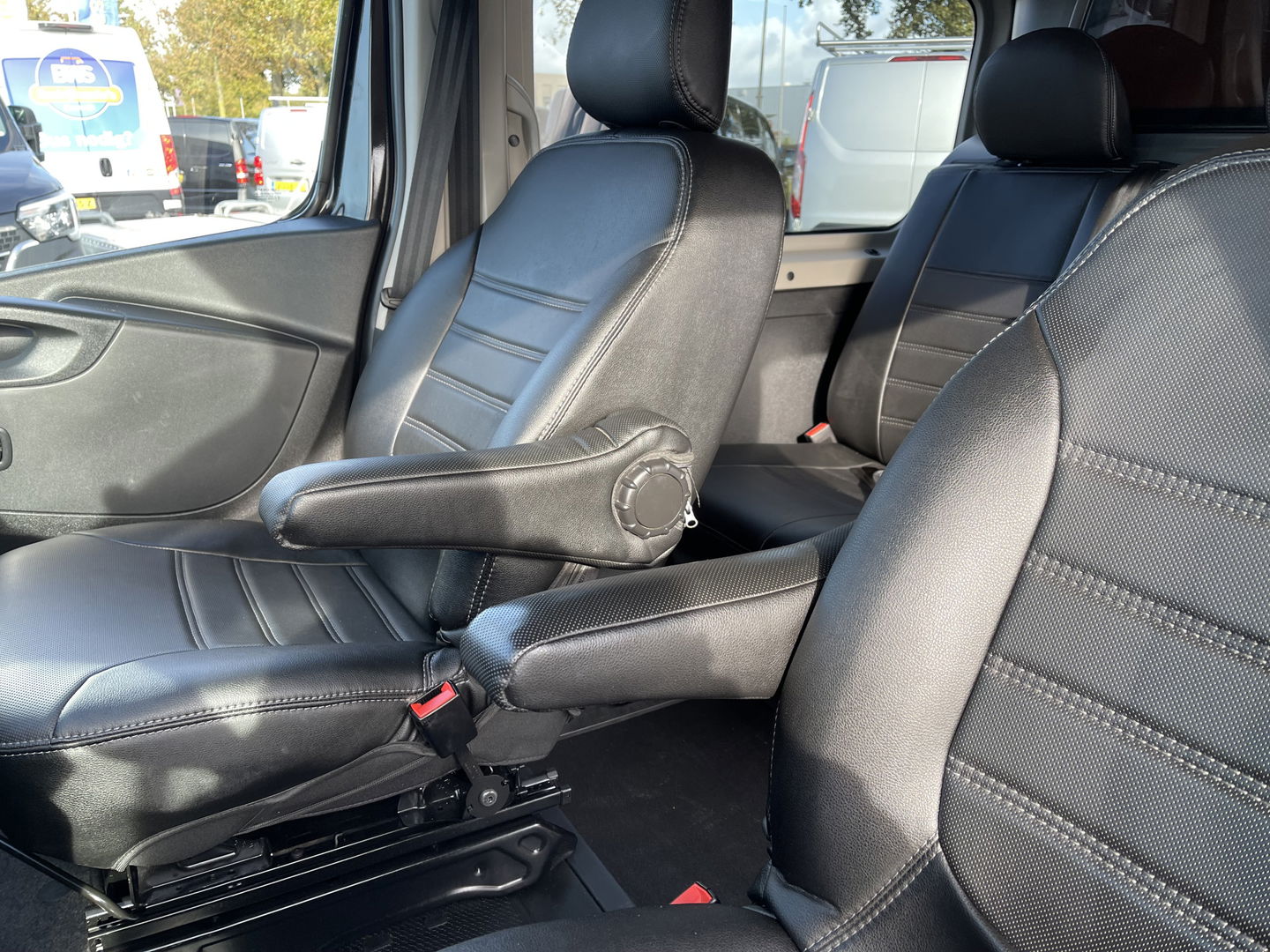 Renault Trafic 2.0 dCi 170pk automaat T29 L2H1 DC 5 persoons Luxe / vaste prijs rijklaar € 24.950 ex btw / lease vanaf € 407 / dubbele schuifdeur / trekhaak / camera / airco / cruise / navigatie !