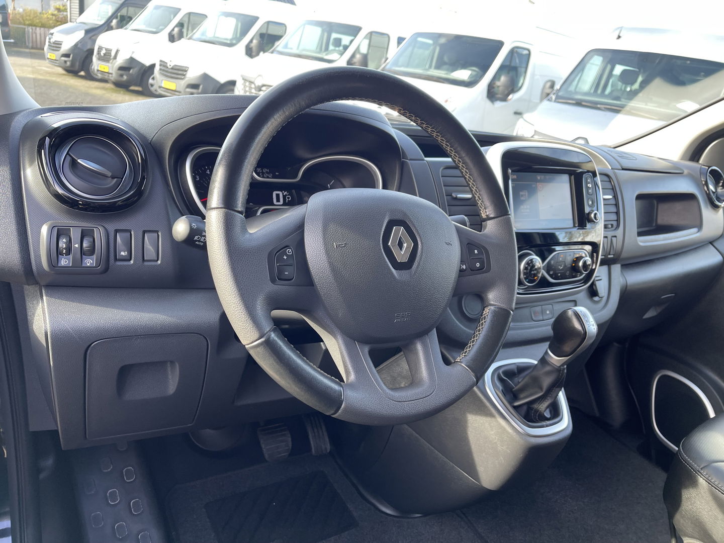 Renault Trafic 2.0 dCi 170pk automaat T29 L2H1 DC 5 persoons Luxe / vaste prijs rijklaar € 24.950 ex btw / lease vanaf € 407 / dubbele schuifdeur / trekhaak / camera / airco / cruise / navigatie !