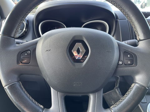 Renault Trafic 2.0 dCi 170pk automaat T29 L2H1 DC 5 persoons Luxe / vaste prijs rijklaar € 24.950 ex btw / lease vanaf € 407 / dubbele schuifdeur / trekhaak / camera / airco / cruise / navigatie !