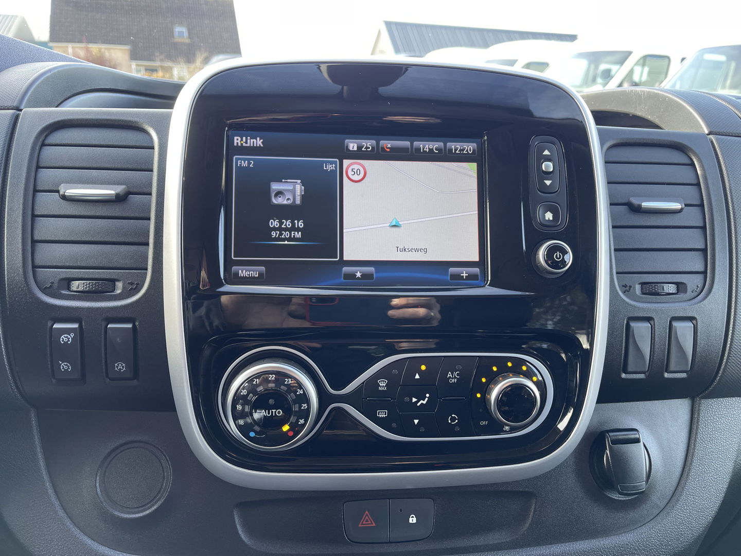 Renault Trafic 2.0 dCi 170pk automaat T29 L2H1 DC 5 persoons Luxe / vaste prijs rijklaar € 24.950 ex btw / lease vanaf € 407 / dubbele schuifdeur / trekhaak / camera / airco / cruise / navigatie !