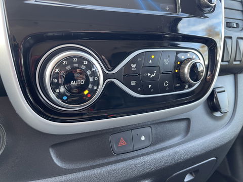 Renault Trafic 2.0 dCi 170pk automaat T29 L2H1 DC 5 persoons Luxe / vaste prijs rijklaar € 24.950 ex btw / lease vanaf € 407 / dubbele schuifdeur / trekhaak / camera / airco / cruise / navigatie !