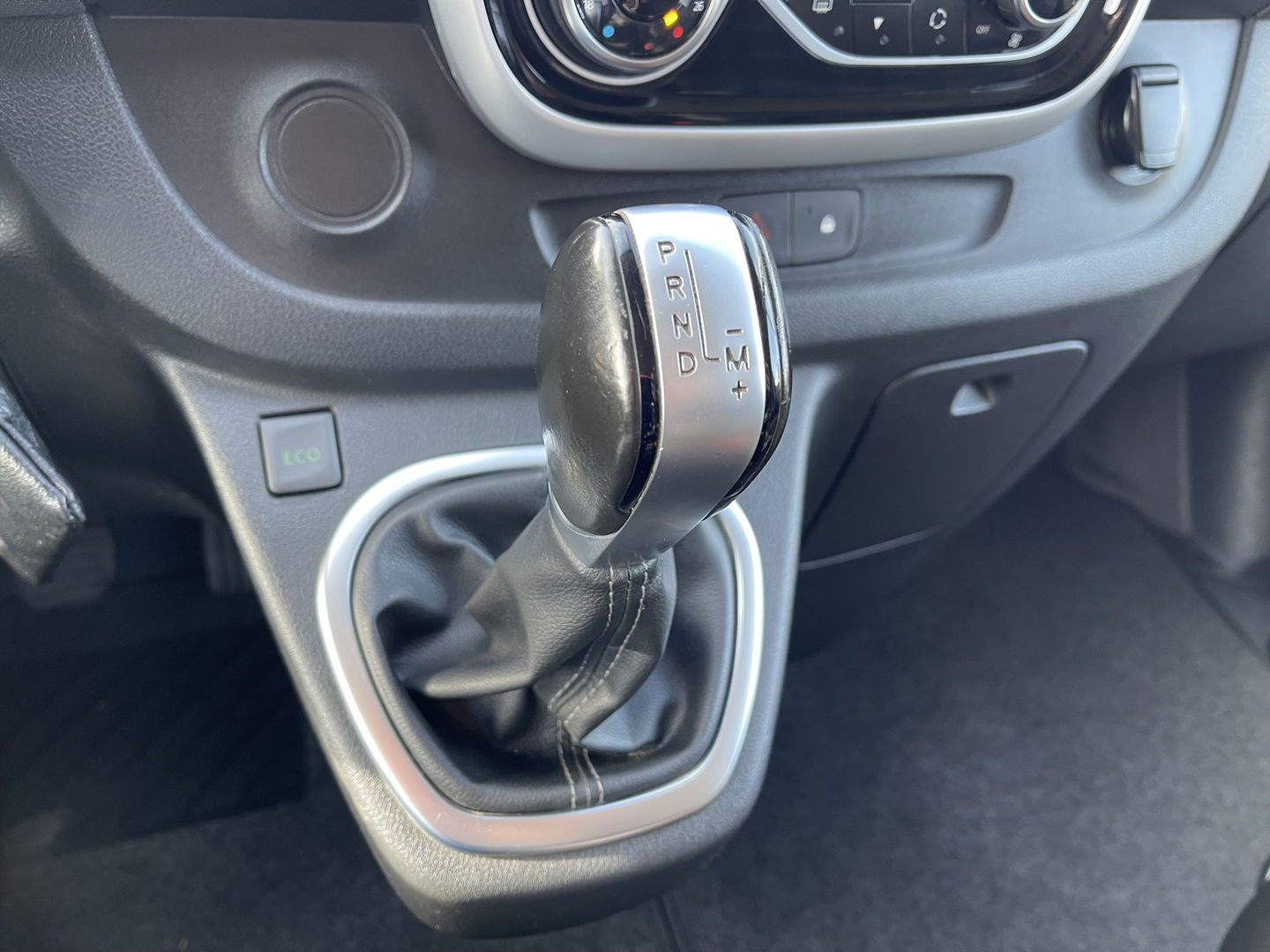 Renault Trafic 2.0 dCi 170pk automaat T29 L2H1 DC 5 persoons Luxe / vaste prijs rijklaar € 24.950 ex btw / lease vanaf € 407 / dubbele schuifdeur / trekhaak / camera / airco / cruise / navigatie !